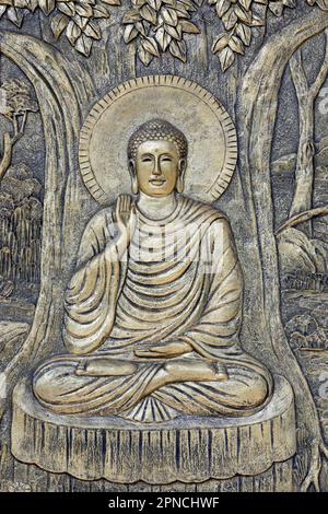 Tinh Xa Ngoc Chau Pagode. Das Leben Buddhas, Siddhartha Gautama. Buddha sitzt in der Meditationsposition. Bodhi-Baum. Chau Doc. Vietnam. Stockfoto