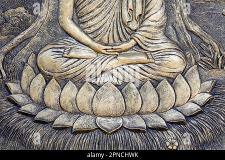 Tinh Xa Ngoc Chau Pagode. Das Leben Buddhas, Siddhartha Gautama. Buddha sitzt in der Meditationsposition. Bodhi-Baum. Chau Doc. Vietnam. Stockfoto