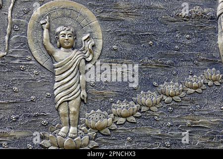 Tinh Xa Ngoc Chau Pagode. Das Leben Buddhas, Siddhartha Gautama. Die Geburt des Säuglings Siddhartha als Prinz, der nach Norden zeigte, ging sieben Schritte Stockfoto