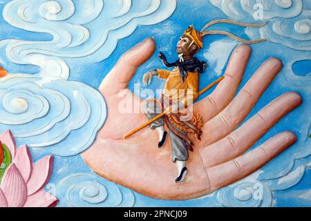 Tinh Xa Ngoc Chau Pagode. Der Affenkönig versuchte, Buddhas Hand zu entkommen, aber der Buddha drehte seine Handfläche um und änderte seine fünf Finger Stockfoto
