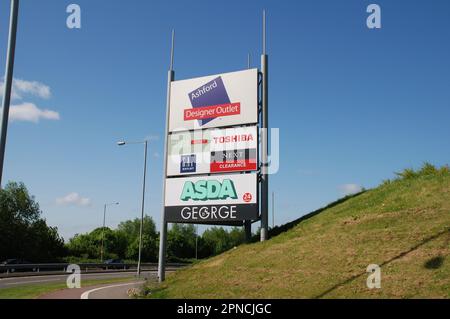 Beschilderung vor dem Ashford Designer Outlet in Ashford in Kent, England, am 19. Mai 2008. Das Einkaufszentrum wurde im März 2000 eröffnet. Stockfoto