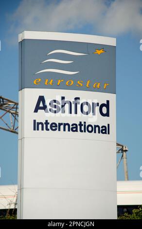 Beschilderung vor dem Bahnhof Ashford International in Ashford in Kent, England, am 19. Mai 2008. Stockfoto