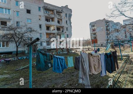 7. April 2023, Charkiv, Ukraine: Blick auf beschädigte Wohngebäude in Borodyanka, Oblast Kiew. Während die Invasion der Ukraine durch die russischen Streitkräfte in vollem Umfang anhält, versucht die Hauptstadt der Ukraine, die Normalität aufrechtzuerhalten. (Kreditbild: © Aziz Karimov/SOPA Images via ZUMA Press Wire) NUR REDAKTIONELLE VERWENDUNG! Nicht für den kommerziellen GEBRAUCH! Stockfoto