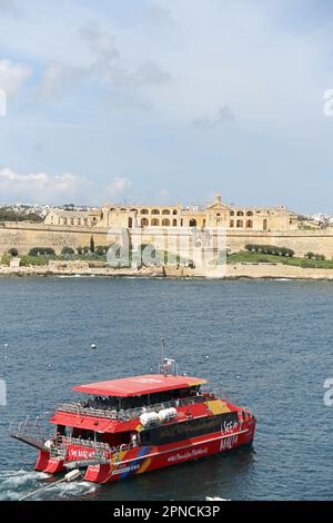 Fort Manoel ist eine Sternenfestung auf der Insel Manoel in Gżira, Malta. Es wurde im 18. Jahrhundert durch den Orden des Heiligen Johannes während der Herrschaft des Großmeisters António Manoel de Vilhena erbaut, nach dem es benannt ist. Fort Manoel befindet sich im Nordwesten von Valletta und beherrscht den Hafen von Marsamxett und den Anker des Sliema Creek. Das Fort ist ein Beispiel für barocke Architektur. Vergnügungs-Touristenboote machen Ausflüge zum Fort. Stockfoto