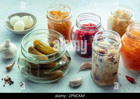 Fermentiertes Futter. Hausgemachte Gemüsekonserven. Sauerkraut, Gurken, Kimchi usw. in Glasgefäßen. Konserven für den Winter. Gesunde probiotische Ernährung Stockfoto