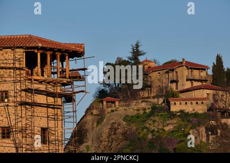 Blick auf das Kloster Varlaam und den Großen Meteoron im Hintergrund bei Sonnenaufgang im Frühling, Meteora, Griechenland Stockfoto