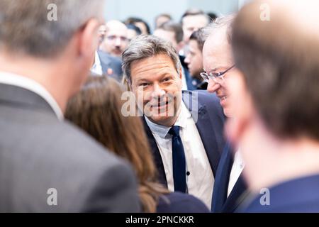 Hannover, Deutschland. 18. April 2023. Robert Habeck (Bündnis 90/die Grünen, M), Bundesminister für Wirtschaft und Klimaschutz, tritt am Stand des Bundesministeriums für Wirtschaft und Klimaschutz zu Beginn einer Führung auf der Hannover Messe ein. Neben ihm steht Stephan weil (SPD, 2. von rechts), Ministerpräsident Niedersachsens. Vom 17. Bis 21. April 2023 findet die weltweit größte Industriemesse statt. Kredit: Michael Matthey/dpa/Alamy Live News Stockfoto