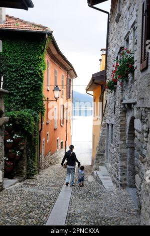 Mergozzo ist eine kleine Stadt am Ufer des Mergozzo-Sees am Lago Maggiore. Mergozzo, Cusio Ossola Verbano, Piedmont, Italien, Europa Stockfoto