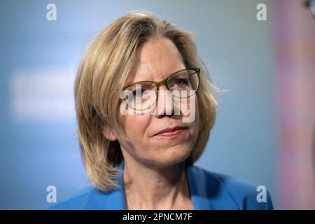 Leonore Gewessler (Bundesministerin für Klimapolitik, Umwelt, Energie, Mobilität, Innovation und Technologie, Österreich), Anlässlich des informellen Treffens der EU-Umweltminister auf der skandinavischen XPO in Märsta außerhalb von Stockholm, Schweden, 18. April 2023. Foto: Henrik Montgomery / TT / Code 10060 Stockfoto