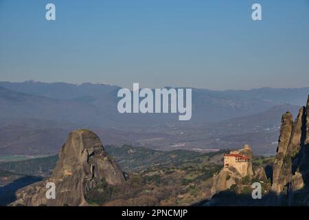 Blick auf das Heilige Kloster St. Nicholas Anapafsas bei Sonnenaufgang in Meteora im Frühling Stockfoto