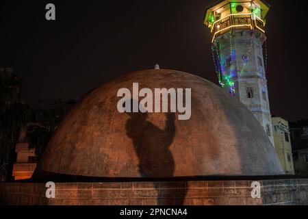 Gaza, Palästina. 17. April 2023. Palästinenser aus Gaza verbringen Laylat al-Qadr in der Al-Sayyid-Haschem-Moschee im Zentrum des Gazastreifens. Die Palästinenser treten in der Nacht des siebenundzwanzigsten Ramadans auf, der mit Laylat al-Qadr zusammenfällt, so die Wissenschaftler. Muslime nutzen diese Nacht aus, um die Gottesanbetung und die Bitten zu verstärken. (Kreditbild: © Saher Elghorra/TheNEWS2 via ZUMA Press Wire) NUR REDAKTIONELLE VERWENDUNG! Nicht für den kommerziellen GEBRAUCH! Stockfoto