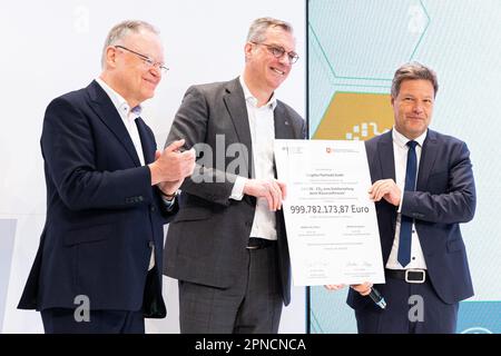 18. April 2023, Niedersachsen, Hannover: Robert Habeck (Bündnis 90/die Grünen, r), Bundesminister für Wirtschaft und Klimaschutz, Steht am Stand des Bundesministeriums für Wirtschaft und Klimaschutz auf der Messe Hannover und übergibt eine Subventionsbekanntmachung für die Dekarbonisierung der Stahlproduktion an Gunnar Groebler (M), Vorstandsvorsitzender der Salzgitter AG. Neben ihm steht Stephan weil (SPD, l), Ministerpräsident Niedersachsens. Vom 17. Bis 21. April 2023 findet die weltweit größte Industriemesse statt. Foto: M Stockfoto