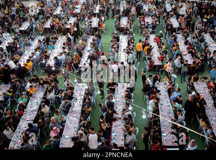 Gaza, Palästina. 17. April 2023. Palästinensische Familien essen während des heiligen Monats Ramadan mit ihren Nachbarn, Freunden und Verwandten in Khan Yunis im südlichen Gazastreifen ein gemeinsames Iftar-Essen. Kredit: SOPA Images Limited/Alamy Live News Stockfoto