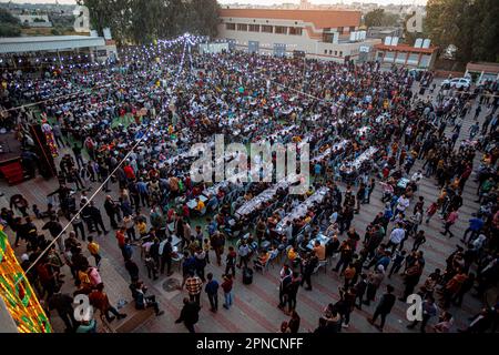 Gaza, Palästina. 17. April 2023. Palästinensische Familien essen während des heiligen Monats Ramadan mit ihren Nachbarn, Freunden und Verwandten in Khan Yunis im südlichen Gazastreifen ein gemeinsames Iftar-Essen. Kredit: SOPA Images Limited/Alamy Live News Stockfoto