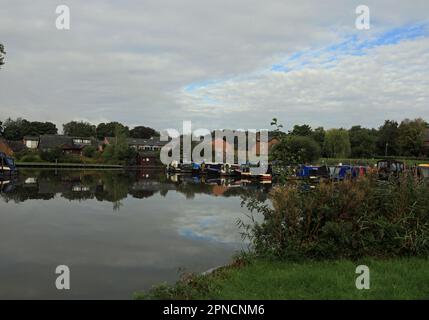 Schmales Boot auf dem Leeds und Liverpool Canal in Rufford nahe Southport Lancashire England Stockfoto