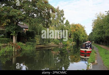 Schmales Boot auf dem Leeds und Liverpool Canal in Rufford nahe Southport Lancashire England Stockfoto