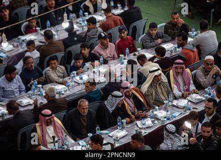 Gaza, Palästina. 17. April 2023. Palästinensische Familien essen während des heiligen Monats Ramadan mit ihren Nachbarn, Freunden und Verwandten in Khan Yunis im südlichen Gazastreifen ein gemeinsames Iftar-Essen. (Foto: Yousef Masoud/SOPA Images/Sipa USA) Guthaben: SIPA USA/Alamy Live News Stockfoto