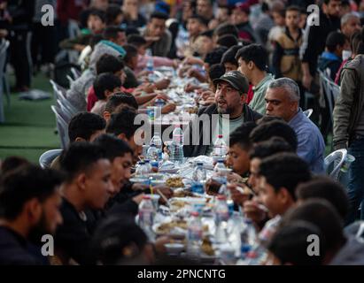 Gaza, Palästina. 17. April 2023. Palästinensische Familien essen während des heiligen Monats Ramadan mit ihren Nachbarn, Freunden und Verwandten in Khan Yunis im südlichen Gazastreifen ein gemeinsames Iftar-Essen. (Foto: Yousef Masoud/SOPA Images/Sipa USA) Guthaben: SIPA USA/Alamy Live News Stockfoto