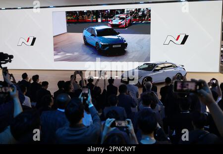 Shanghai, China. 18. April 2023. Eine Premiere des südkoreanischen Automobilherstellers Hyundai findet am 18. April 2023 auf der Shanghai International Automobile Industry Exhibition 20. in Shanghai, Ostchina, statt. Die Shanghai International Automobile Industry Exhibition 20. begann am Dienstag im National Exhibition and Convention Center (Shanghai). Die Ausstellung, auch bekannt als Auto Shanghai 2023, ist die erste Internationale Autoshow Der Klasse A in China, seit das Land seine COVID-19-Reaktion angepasst hat. Es verfügt über 13 Ausstellungshallen und einen Ausstellungsbereich von mehr als 360, Gutschein: Xinhua/ Stockfoto