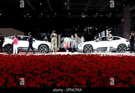 Shanghai, China. 18. April 2023. Besucher der Shanghai International Automobile Industry Exhibition 20. in Shanghai, Ostchina, 18. April 2023. Die Shanghai International Automobile Industry Exhibition 20. begann am Dienstag im National Exhibition and Convention Center (Shanghai). Die Ausstellung, auch bekannt als Auto Shanghai 2023, ist die erste Internationale Autoshow Der Klasse A in China, seit das Land seine COVID-19-Reaktion angepasst hat. Es verfügt über 13 Ausstellungshallen und einen Ausstellungsbereich von mehr als 360.000 qm. Laut Veranstalter ein Kredit: Xinhua/ Stockfoto