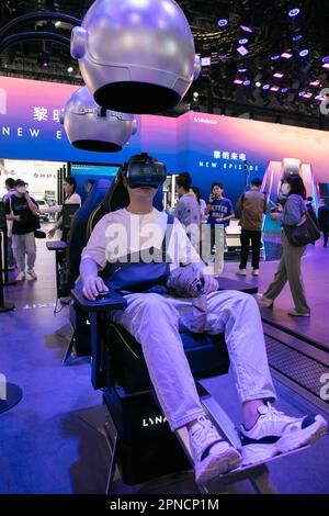 Shanghai, China. 18. April 2023. Ein Besucher erlebt die VR-Fahrsimulation auf der Shanghai International Automobile Industry Exhibition 20. in Shanghai, Ostchina, am 18. April 2023. Die Shanghai International Automobile Industry Exhibition 20. begann am Dienstag im National Exhibition and Convention Center (Shanghai). Die Ausstellung, auch bekannt als Auto Shanghai 2023, ist die erste Internationale Autoshow Der Klasse A in China, seit das Land seine COVID-19-Reaktion angepasst hat. Es verfügt über 13 Ausstellungshallen und einen Ausstellungsbereich von mehr als 360.000 Quadratmetern. Gutschrift: Xinhua/Al Stockfoto