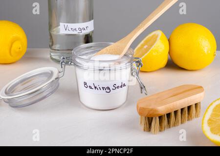 Backpulver, Essig und Zitrone auf grauem Hintergrund. Das Konzept der ökologischen Reinigung, Desinfektion, Entfernen von Flecken Stockfoto