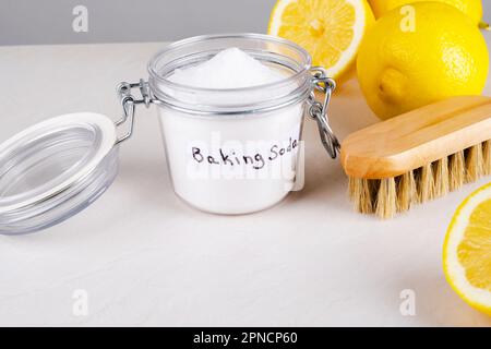 Backpulver, Essig und Zitrone auf grauem Hintergrund. Das Konzept der ökologischen Reinigung, Desinfektion, Entfernen von Flecken Stockfoto