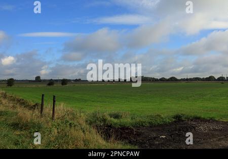 Die Felder werden vom Schleppweg des Leeds und Liverpool Canal Rufford Branch in Rufford Lancashire England aus betrachtet Stockfoto