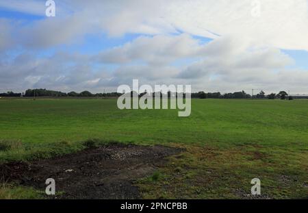 Die Felder werden vom Schleppweg des Leeds und Liverpool Canal Rufford Branch in Rufford Lancashire England aus betrachtet Stockfoto