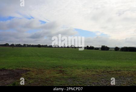 Die Felder werden vom Schleppweg des Leeds und Liverpool Canal Rufford Branch in Rufford Lancashire England aus betrachtet Stockfoto