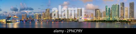Skyline Panorama von Miami Downtown at Dawn, beleuchtete Virgin Voyage Kreuzfahrt beleuchtet mit AHOY in Blau und Rot Floridas Ostküste Miami Florid Stockfoto