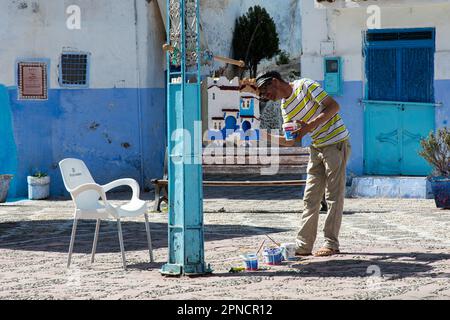 Chefchaouen, Marokko 2022: Die Menschen gehen durch die einzigartigen engen und farbigen Straßen der blau getünchten Stadt Chefchaouen. Beliebte Touristenattraktion Stockfoto