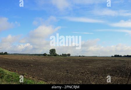 Die Felder werden vom Schleppweg des Leeds und Liverpool Canal Rufford Branch in Rufford Lancashire England aus betrachtet Stockfoto