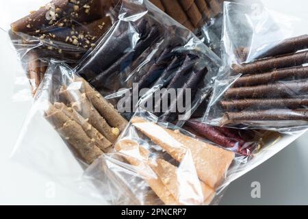 Handgemachte hausgemachte, sortierte Pastille in der Schachtel und ganze Früchte, Wandnuss- und Zimtstangen auf hellem Hintergrund. Set aus verschiedenen Fruchtpaste Apfel Stockfoto