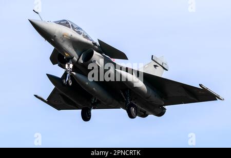 Der Kampfflieger der französischen Luftwaffe Dassault Rafale trifft am Luftstützpunkt Leeuwarden ein. Niederlande - 19. April 2018 Stockfoto