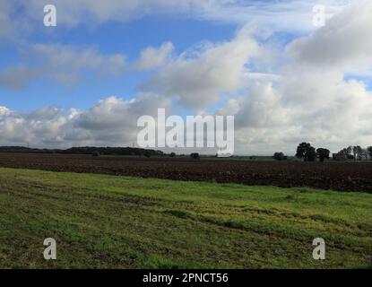 Die Felder werden vom Schleppweg des Leeds und Liverpool Canal Rufford Branch in Rufford Lancashire England aus betrachtet Stockfoto