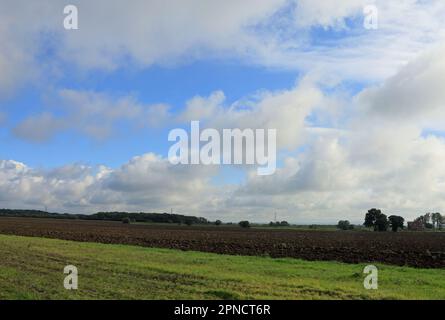 Die Felder werden vom Schleppweg des Leeds und Liverpool Canal Rufford Branch in Rufford Lancashire England aus betrachtet Stockfoto