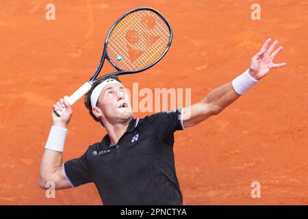 Barcelona, Spanien. 18. April 2023. Casper Ruudduring the Barcelona Open Banc Sabadell, Conde de de Godo Trophy Match, 2. Runde, zwischen Casper Ruud und Ben Shelton. Tennis ATP 500, Real Club de Tenis Barcelona, Barcelona, Spanien - 18. April 2023. (Foto: Bagu Blanco/PRESSIN) Kredit: PRESSINPHOTO SPORTS AGENCY/Alamy Live News Stockfoto