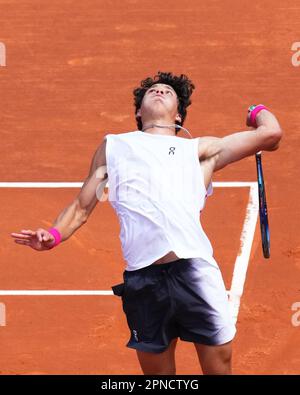 Barcelona, Spanien. 18. April 2023. Ben Sheltonwährend des Barcelona Open Banc Sabadell, Conde de de Godo Trophy Match, 2. Runde, zwischen Casper Ruud und Ben Shelton. Tennis ATP 500, Real Club de Tenis Barcelona, Barcelona, Spanien - 18. April 2023. (Foto: Bagu Blanco/PRESSIN) Kredit: PRESSINPHOTO SPORTS AGENCY/Alamy Live News Stockfoto