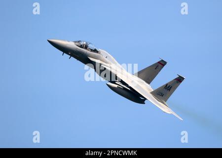 US Air Force F-15 Eagle Fighter Jet Aircraft von der Massachusetts Air National Guard startet vom Luftstützpunkt Leeuwarden. Niederlande - April 19 Stockfoto