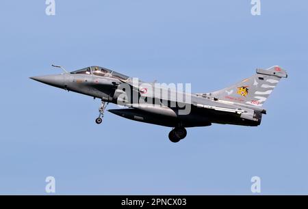 Der Kampfflieger der französischen Luftwaffe Dassault Rafale trifft am Luftstützpunkt Leeuwarden ein. Niederlande - 19. April 2018 Stockfoto