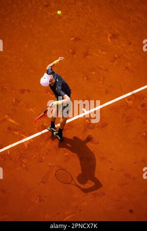 Barcelona, Spanien. 18. April 2023. Wu Yibing of China spielt beim Tennisturnier ATP 500 Barcelona Open in Barcelona, Spanien, am 18. April 2023 in der Einzel-Runde der Männer gegen Diego Schwartzman aus Argentinien im Jahr 64. Kredit: Joan Gosa/Xinhua/Alamy Live News Stockfoto