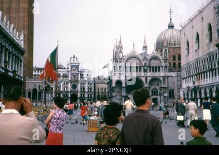 Blick auf den Markusdom von St. Marks Platz. Originalbild aus dem Archiv, aufgenommen 1965. Stockfoto