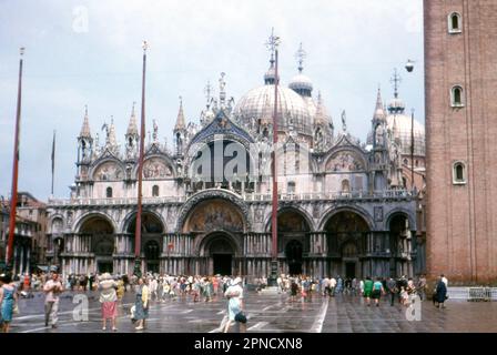 Blick auf den Markusdom von St. Marks Platz. Originalbild aus dem Archiv, aufgenommen 1965. Stockfoto