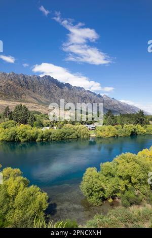 Kawarau River in Richtung Remarkables Mountain Range, South Island, Neuseeland. Stockfoto