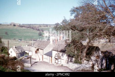 Originalbild aus dem Archiv der 60er Jahre vor dem Seven Tuns Inn in der Queen Street, Chedworth in der Nähe von Cheltenham Stockfoto