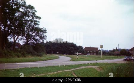 Aufgenommen 1965, in Sarratt, Hertfordshire, vor dem Cricketers Pub in Dimmocks Lane und Church Lane Stockfoto