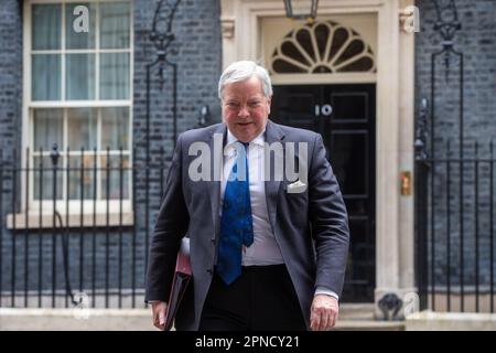 London, England, Großbritannien. 18. April 2023. Lord Privy Seal, und der Führer des House of Lords, LORD TRUE, wird vor der 10 Downing Street gesehen, während sich das Kabinett trifft. (Kreditbild: © Tayfun Salci/ZUMA Press Wire) NUR REDAKTIONELLE VERWENDUNG! Nicht für den kommerziellen GEBRAUCH! Stockfoto