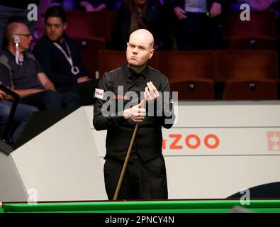 Sheffield, Großbritannien. 18. April 2023. 18. April 2023; The Crucible, Sheffield, England: Cazoo Snooker World Championship 2023, Tag 4; Elliot Seleesor in Aktion gegen Gary Wilson Credit: Action Plus Sports Images/Alamy Live News Stockfoto