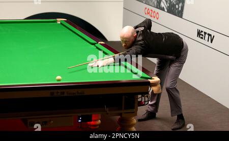 Sheffield, Großbritannien. 18. April 2023. 18. April 2023; The Crucible, Sheffield, England: Cazoo Snooker World Championship 2023, Tag 4; Gary Wilson in Aktion gegen Elliot Seleesor Credit: Action Plus Sports Images/Alamy Live News Stockfoto